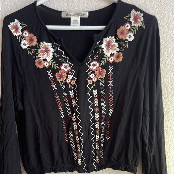 Elegant Black Floral Embroidered Blouse - Picture 4 of 4